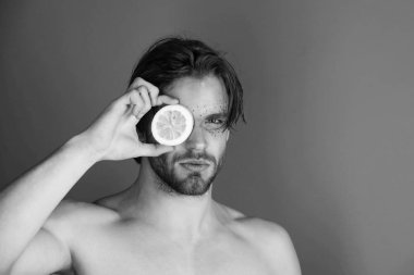 yakışıklı yaratıcı moda makyaj ile tutun limon, vitamin