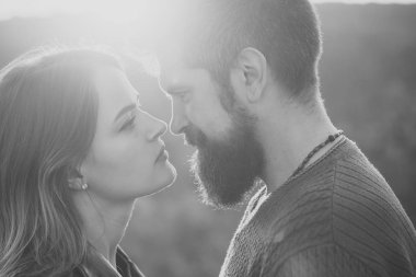 Çift sakin ile stand yakın yüzler, hassasiyet ile görünüyor.