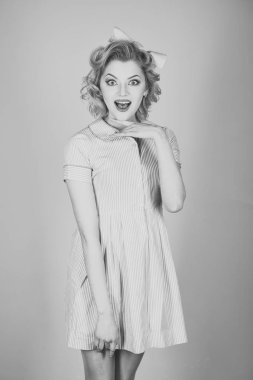 Kırmızı dudaklar ile pinup kadın ev kadını