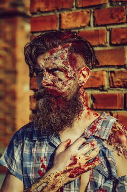 Sakallı zombi adam