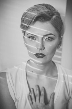 Işık ve gölge yüz şeritler ile kız.