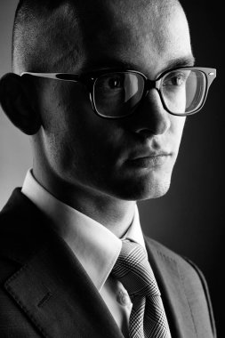 Yakışıklı genç adam işadamı