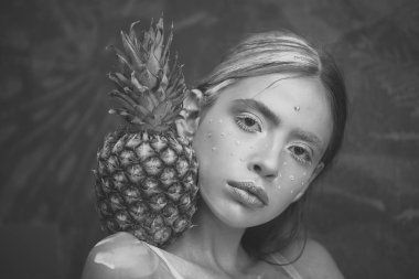 Ananas Meyve omuz ile genç kız pozlar