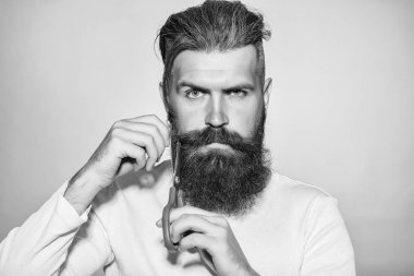 Makasla sakallı adam