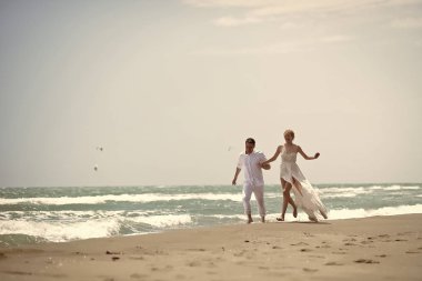 Genç evlilik çift sahilde