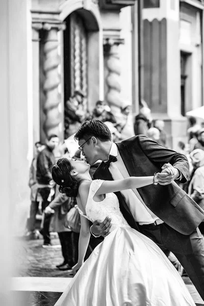 Chiński taniec groom i oblubienica — Zdjęcie stockowe