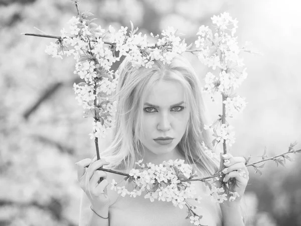 Ritratto di ragazza con volto serio in posa con cornice floreale — Foto Stock