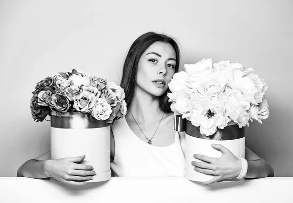 Красива дівчина з квітковими коробками — стокове фото