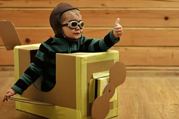 Little boy child play in cardboard plane, childhood. — Stock Photo, Image