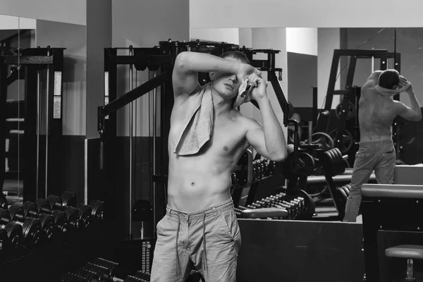 Guapo sexy hombre ha muscular cuerpo relajarse con toalla — Foto de Stock