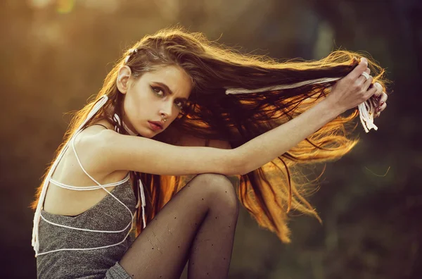 Γυναίκα. κορίτσι με μεγάλο indie χτένισμα, έχει λευκό σχοινί στα μαλλιά — Φωτογραφία Αρχείου