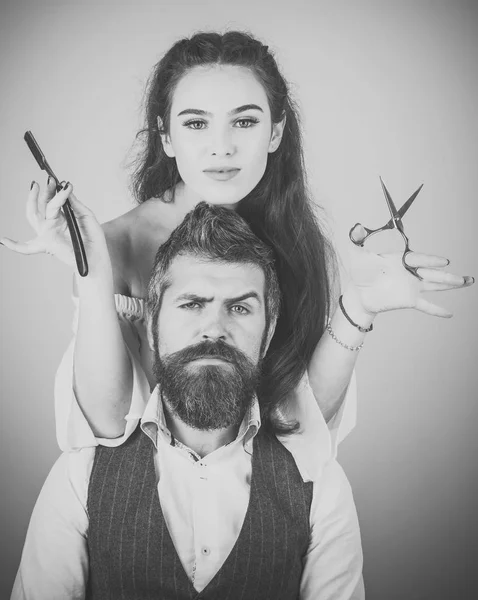 Щаслива позитивна жінка і бородатий чоловік, перукар — стокове фото