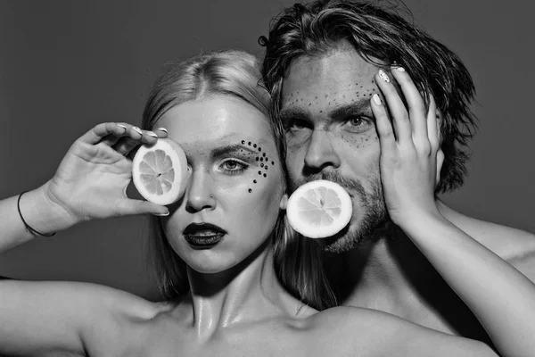 女性と化粧で男の若いカップルを保持レモン — ストック写真