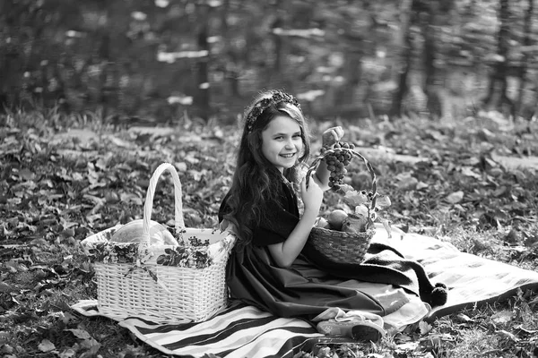 Sorridente bambina con cestini — Foto Stock