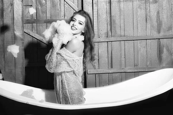 Donna ridente in bagno — Foto Stock