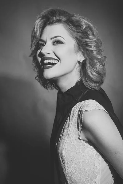 Retro sensuell lycklig kvinna med blont hår, visage. — Stockfoto