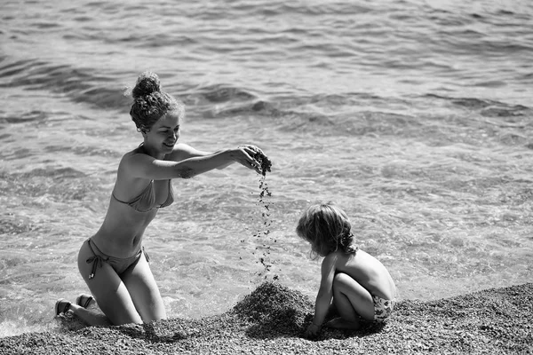 Madre e hijo en la playa —  Fotos de Stock