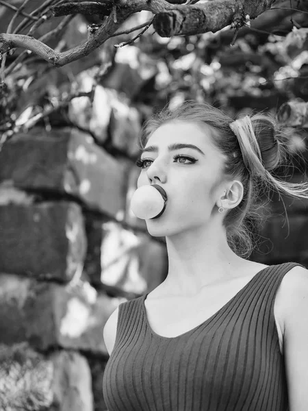 Donna con gomma da masticare bolla — Foto Stock