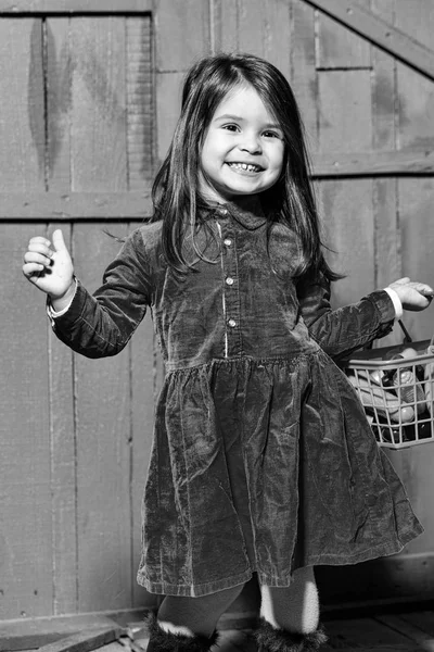 Sepet içinde plastik gıda ile kız