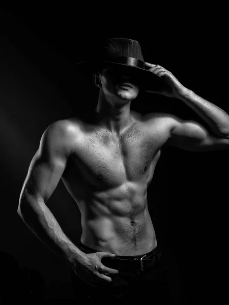 Sexy muskulöser Mann mit Hut — Stockfoto