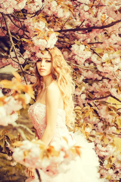 Menina glamour em flor rosa — Fotografia de Stock