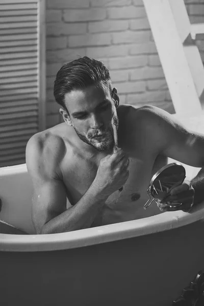 Barba uomo rasatura con rasoio in bagno in bagno — Foto Stock