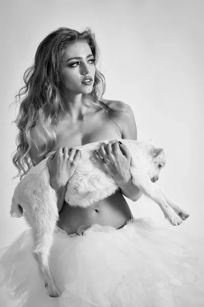 염소와 아름 다운 여자 — 스톡 사진