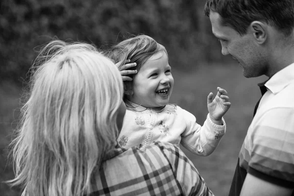 Маленька Дівчинка Досить Усміхненим Обличчям Світлим Волоссям Щасливою Матір Батьком — стокове фото