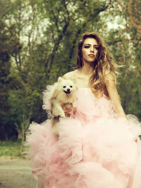 Mulher na moda com cão — Fotografia de Stock