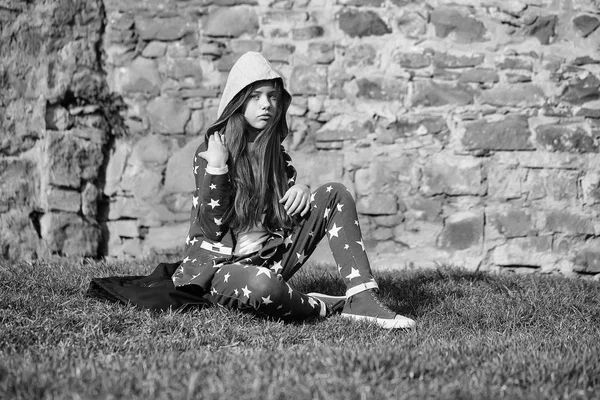 Teenager Mädchen in der Nähe von Steinmauer — Stockfoto