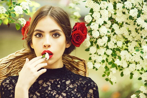 Skjønnhet eller overrasket jente med hvit blomst i hånden – stockfoto