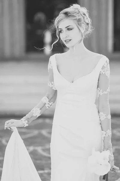 Pretty bride in white dress — Stock Photo, Image