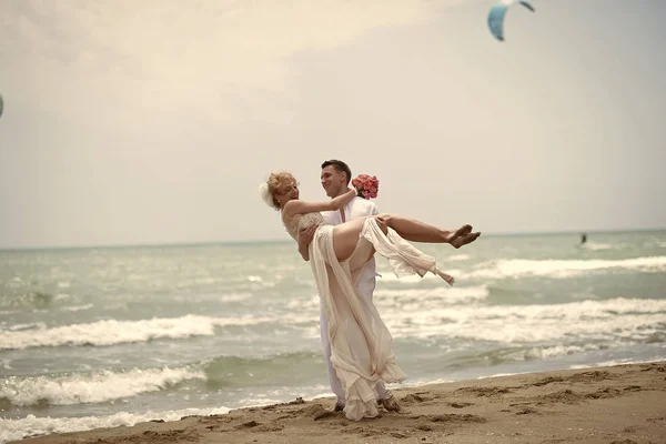 Casal de casamento sorridente na praia — Fotografia de Stock