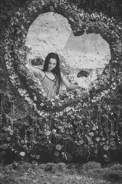 Amor corazón marco floral con niña — Foto de Stock