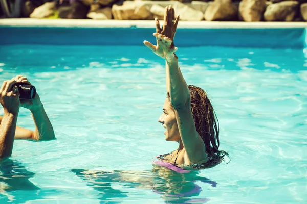 Sexy mladá žena v bazénové vody — Stock fotografie