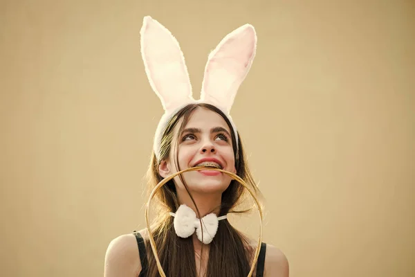 Mujer sonriendo con orejas de conejo y arco — Foto de Stock