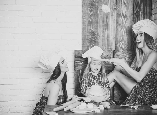 Women and child having fun with dough — Stock Photo, Image