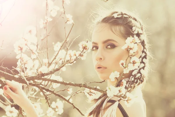 Cereja árvore primavera flor e menina bonita em flores — Fotografia de Stock