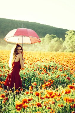 şemsiye ile haşhaş tohumu alanında oldukça mutlu kız