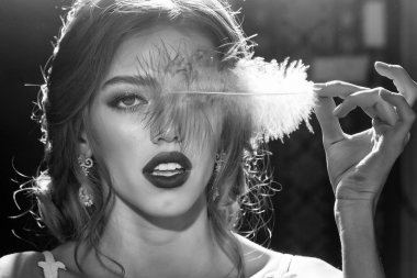 Tüy closeup ile güzel kadın