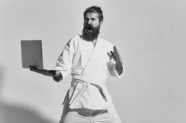 kimono dizüstü bilgisayar ile kızgın karate adam sakallı