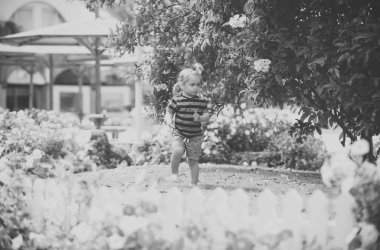 çocuk veya küçük çocuk beyaz ahşap çit açık