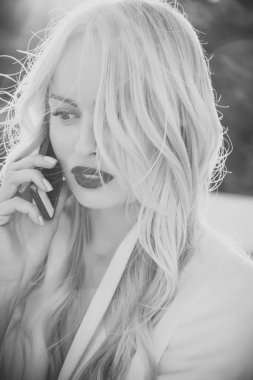 Kız seksi kırmızı dudaklar ile tutun smartphone.