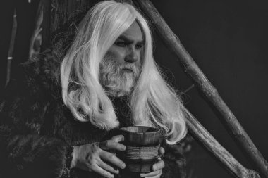 Ahşap kupa ile eski büyücü