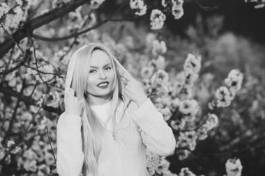 Kırmızı dudaklar ve sarı saç çiçeği ile kız