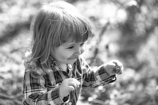 Piccolo ragazzo all'aperto — Foto Stock