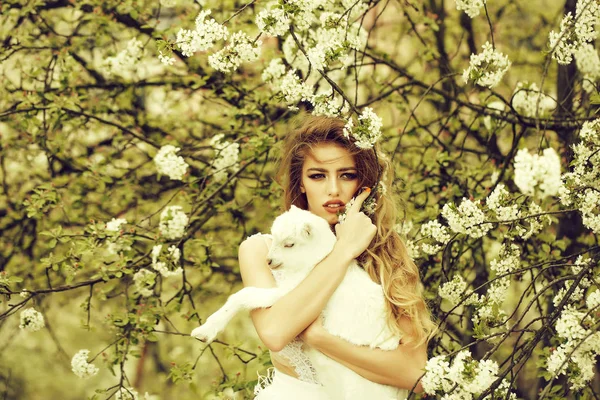 Çiçeği keçi kadınla — Stok fotoğraf