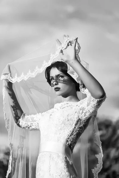 Sensuele bruid buiten — Stockfoto