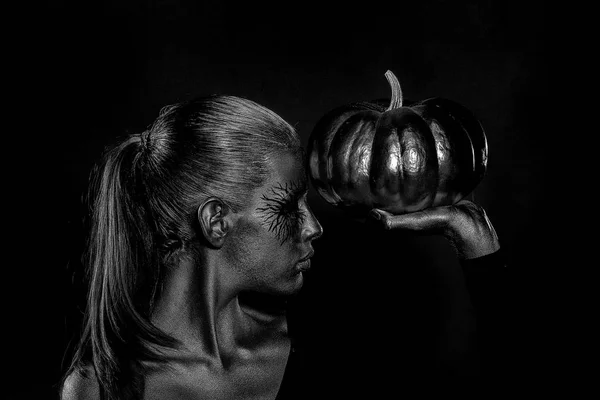 Zlatá žena s halloween dýní — Stock fotografie
