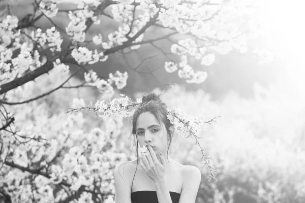 Bella giovane donna in un giardino fiorito primaverile — Foto Stock